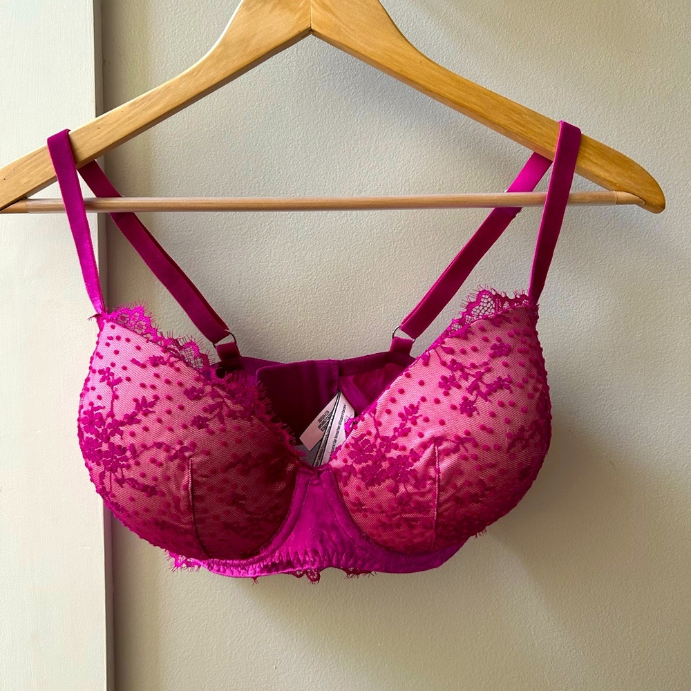 Victoria’s Secret lines Demi bra size 34DDD or F